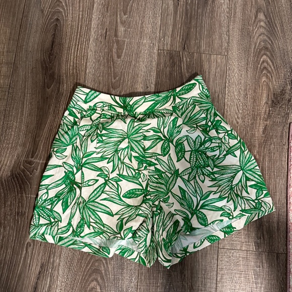 Zara Pleated Printed Shorts NWT - Picture 2 of 8